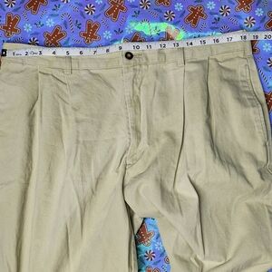 Izod Mens 36×30 cream colored pants 100% cotton.